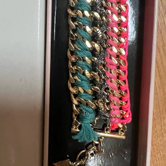 Victoria Secret Bracelet nwot but comes with box - Picture 2 of 2